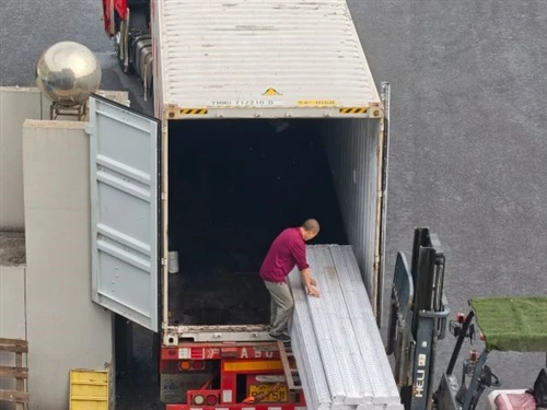 TEBANG spedisce 3 container di scaffalature per la vendita al dettaglio in Sr...